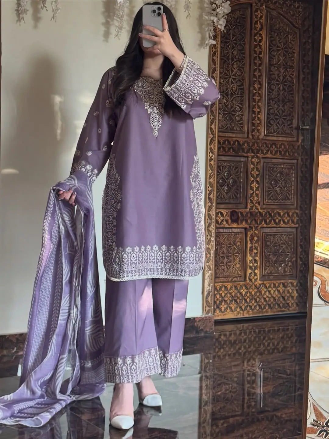 3 Pcs Women's Stitched Cotton Lawn Embroidered Suit